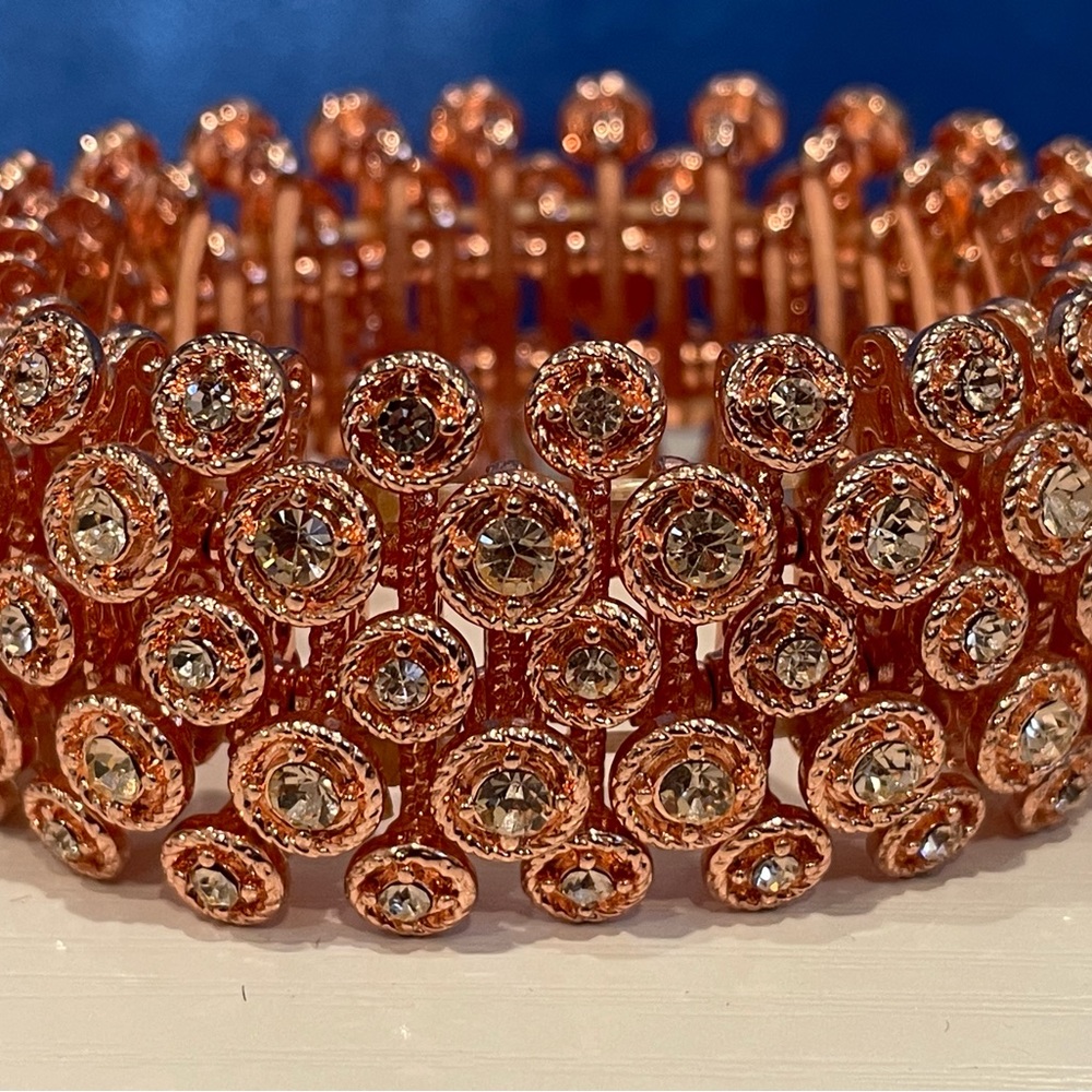 Rhinestone Expandable Bracelet NWOT Beautiful, shiny bling